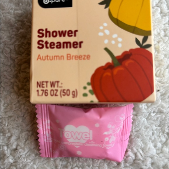 Bundle Betsey Johnson Clutch No 7 Illuminator,Shower Steamer,Towel,Sonny Angel - Picture 10 of 17